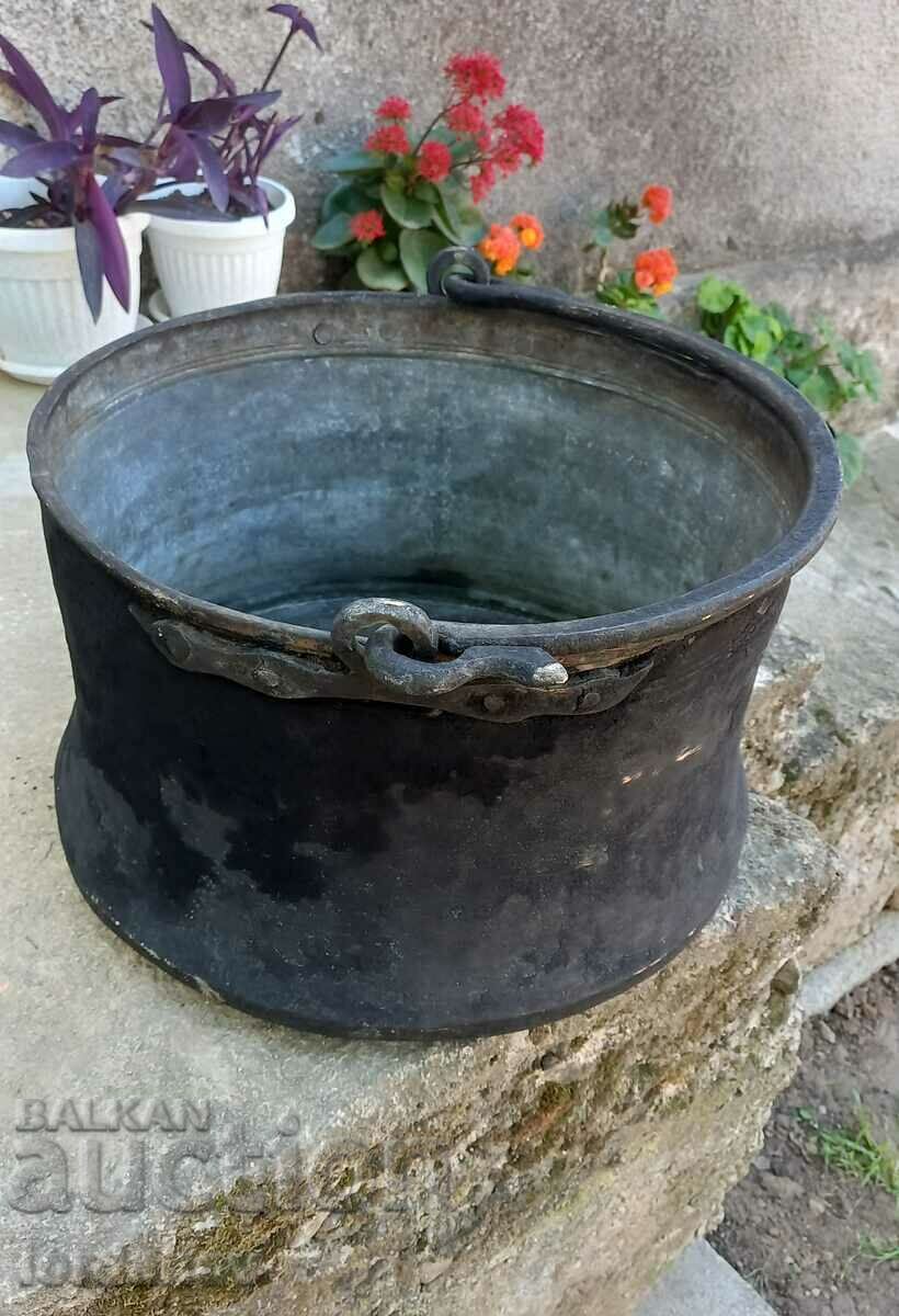 Ένας παλιός, μεγάλος, χάλκινος λέβητας. με τιμή 130.00 BGN | € 66.47