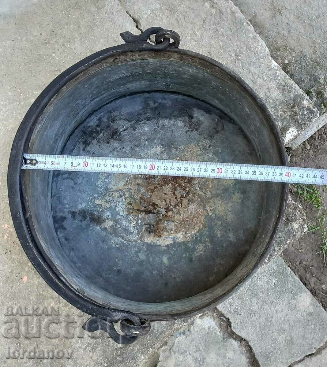 Παράδοση Ένας παλιός, μεγάλος, χάλκινος λέβητας.