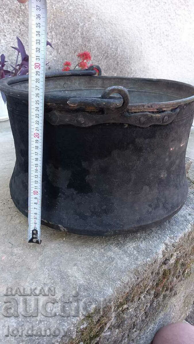 Ένας παλιός, μεγάλος, χάλκινος λέβητας. - 5