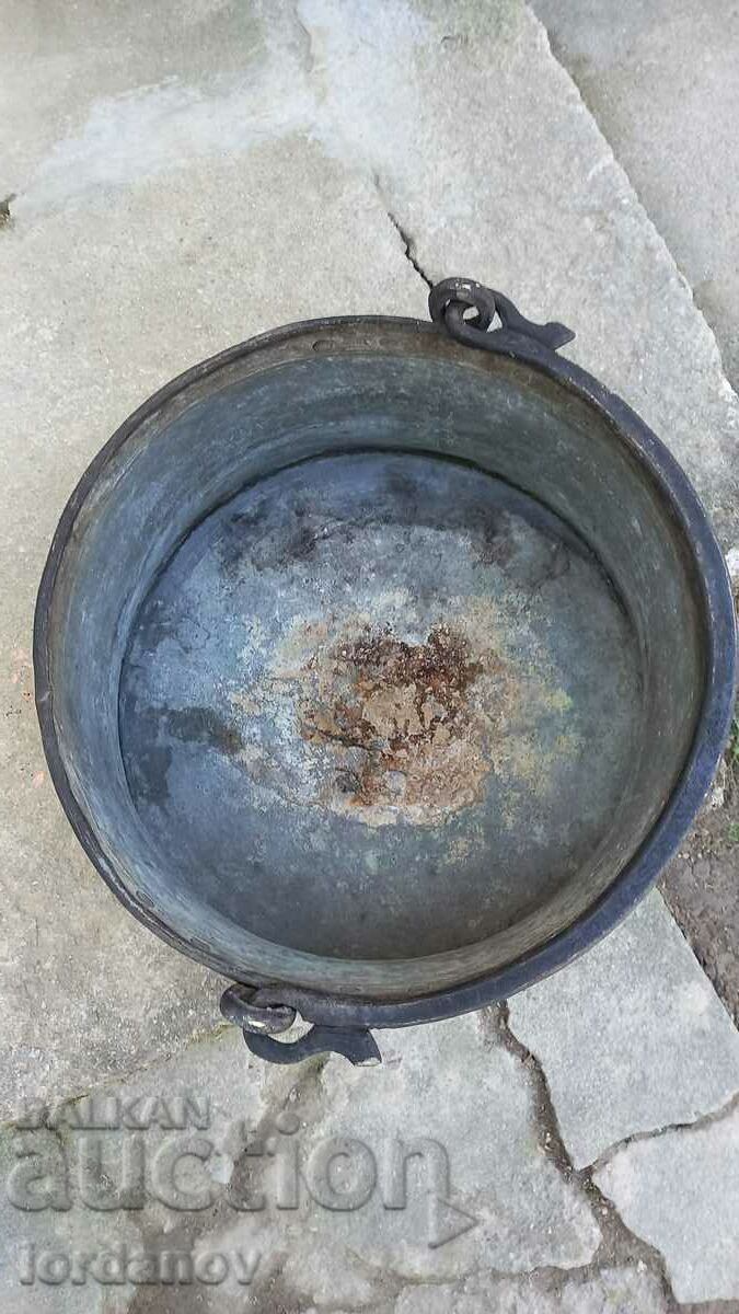 Ένας παλιός, μεγάλος, χάλκινος λέβητας. - 6