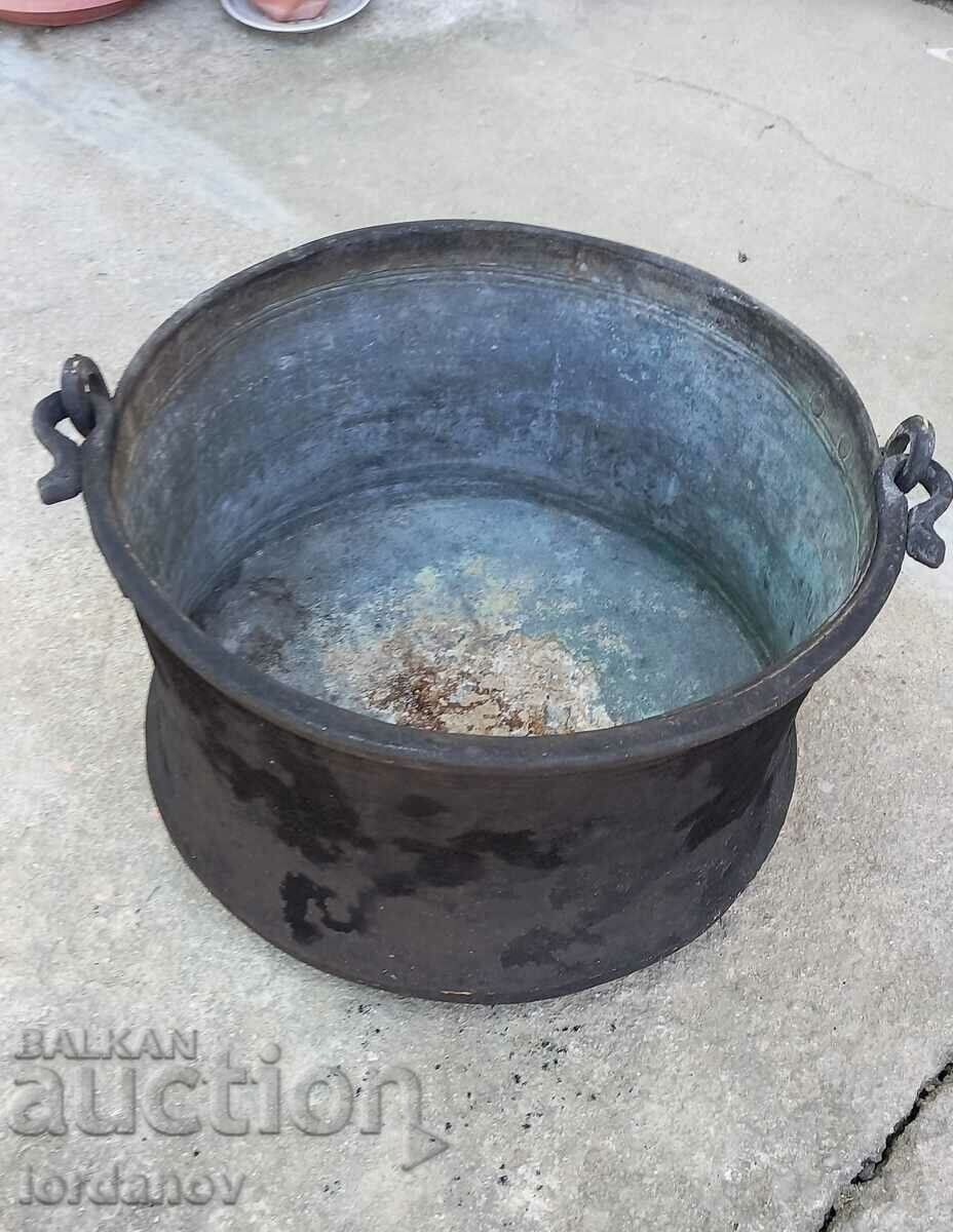 Ένας παλιός, μεγάλος, χάλκινος λέβητας. - 7