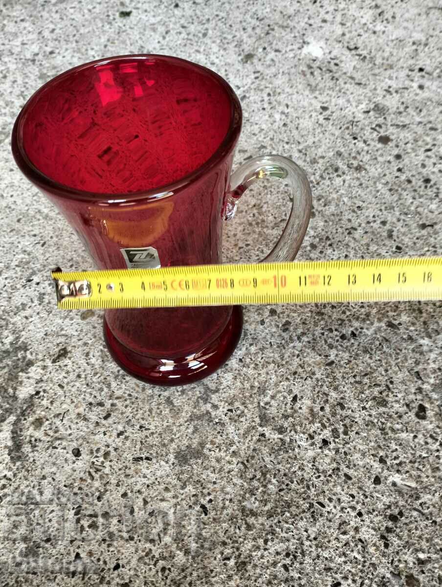 Delivery of A red vase