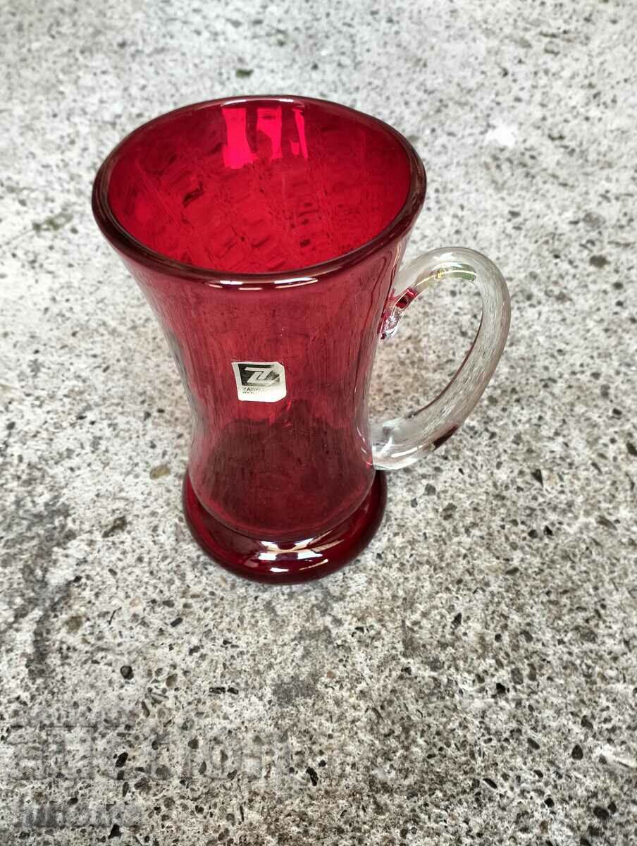 O vază roșie