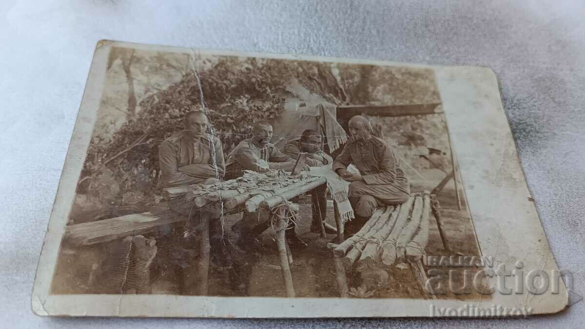 Снимка Четирима офицери на маса от пръти на фронта ПСВ 1918
