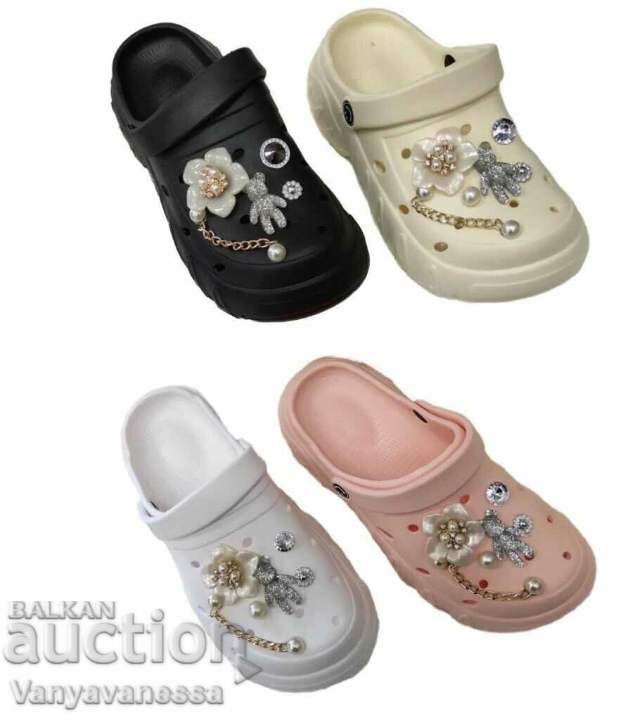 Σούπερ ελαφριές και άνετες γυναικείες κλειστές παντόφλες με διακοσμητικά με τιμή 29.90 BGN | € 15.29 Σούπερ ελαφριές και άνετες γυναικείες κλειστές παντόφλες με διακοσμητικά με τιμή 29.90 BGN | € 15.29