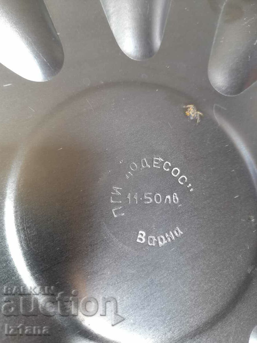 Delivery of Old aluminum cake pan Delivery of Old aluminum cake pan