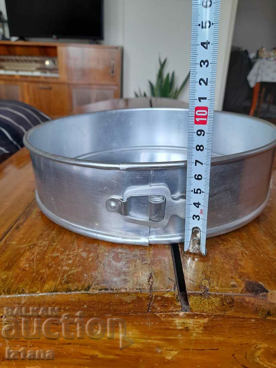 Old aluminum cake pan - 6 Old aluminum cake pan - 6