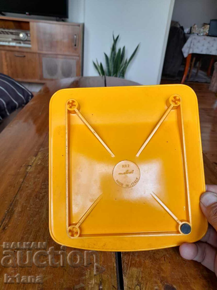 Доставка на Стар монетник Camel