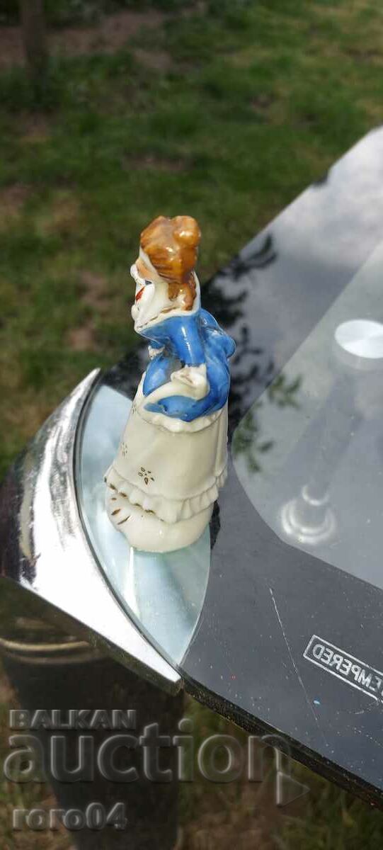 Auction PORCELAIN STATUETTE Auction PORCELAIN STATUETTE