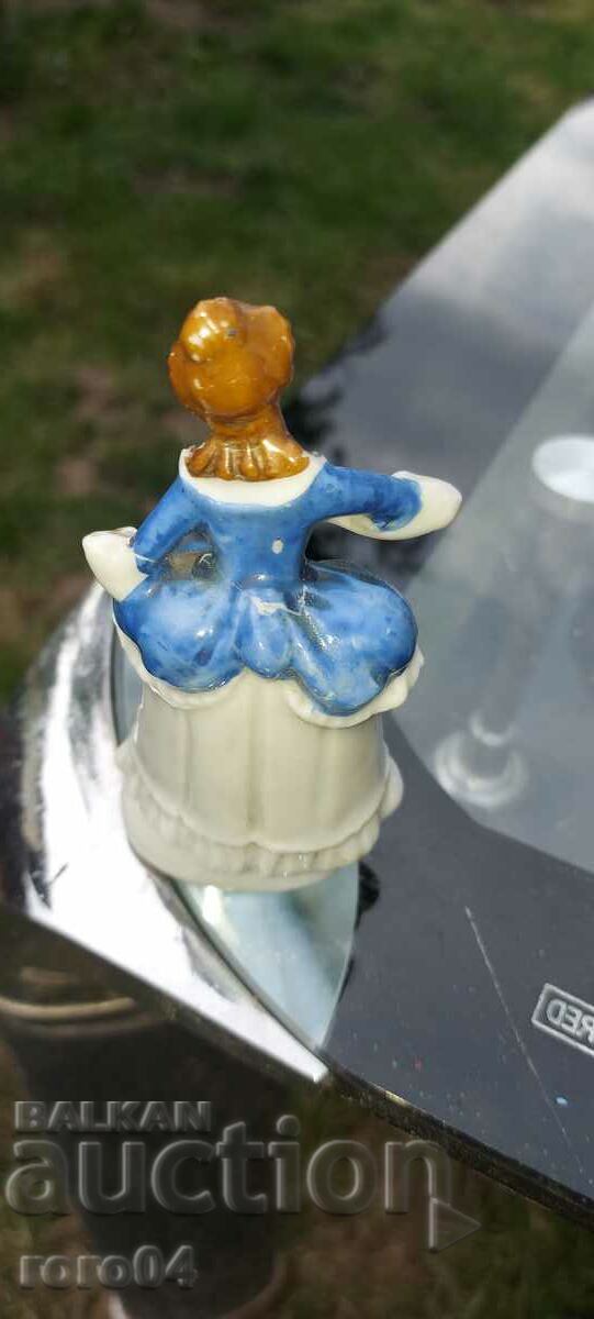 Delivery of PORCELAIN STATUETTE Delivery of PORCELAIN STATUETTE