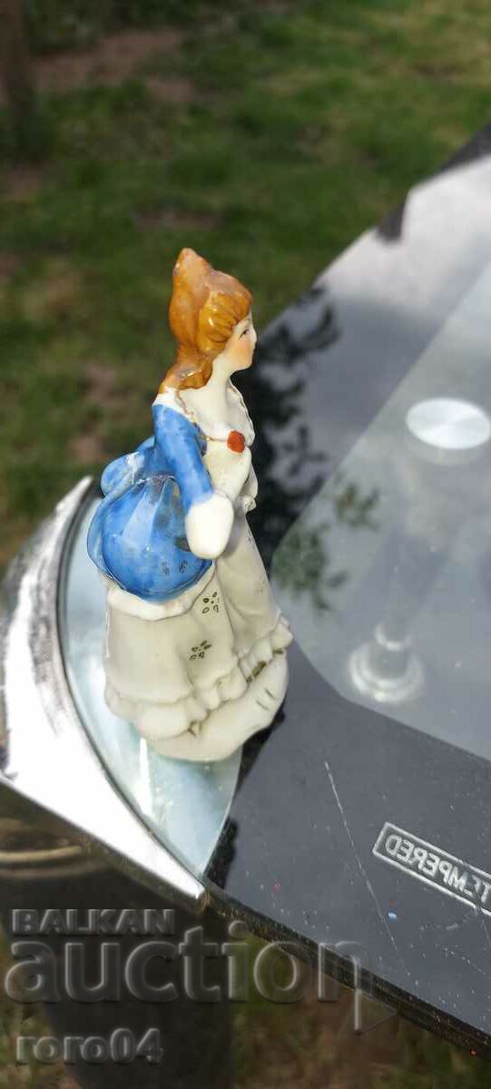 PORCELAIN STATUETTE - 5 PORCELAIN STATUETTE - 5