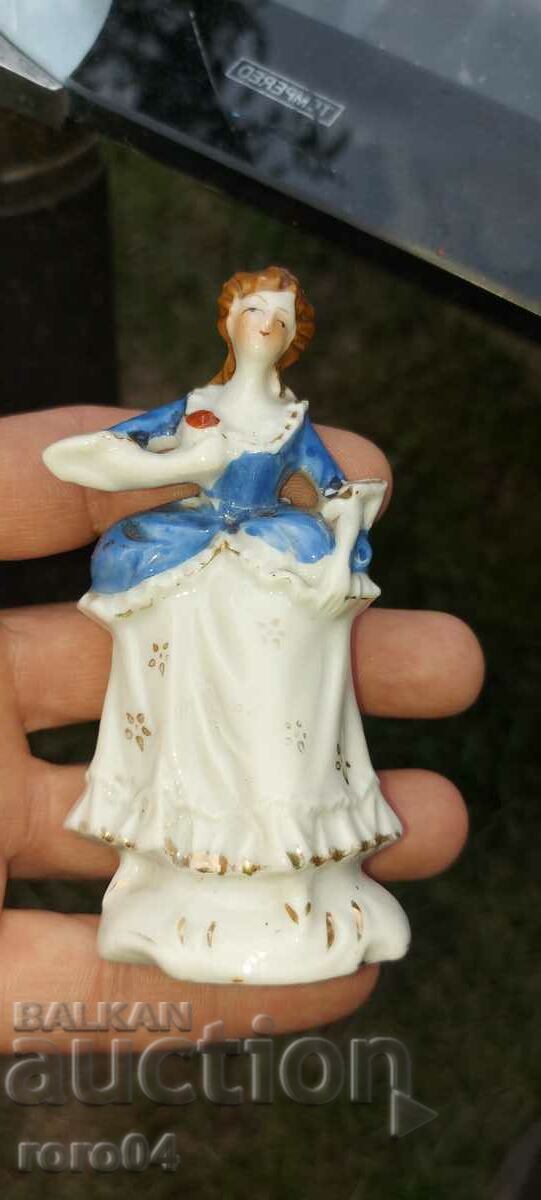 PORCELAIN STATUETTE - 6 PORCELAIN STATUETTE - 6