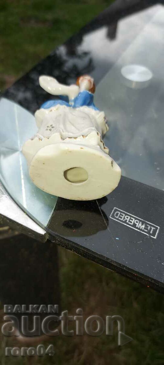 PORCELAIN STATUETTE - 7 PORCELAIN STATUETTE - 7