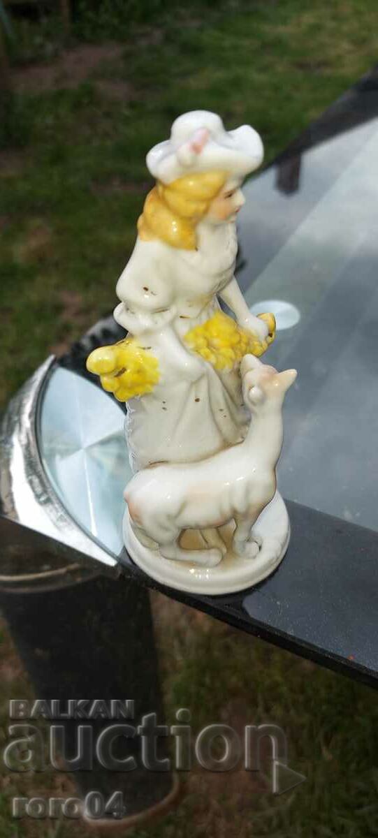 ПОРЦЕЛАНОВА СТАТУЕТКА с цена 40.00 лв. | € 20.45 ПОРЦЕЛАНОВА СТАТУЕТКА с цена 40.00 лв. | € 20.45