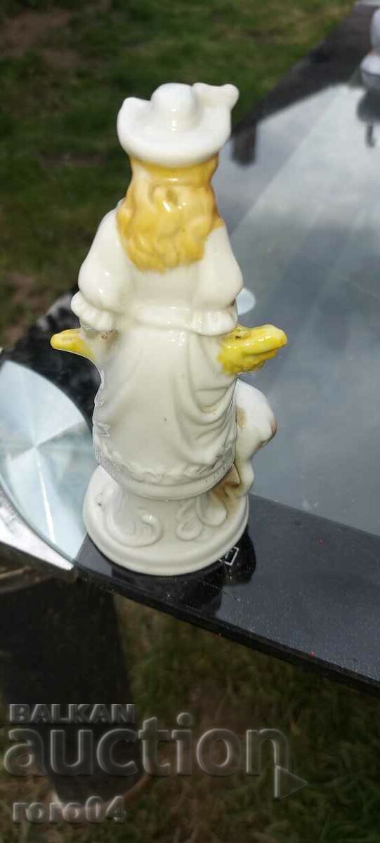 Licitație STATUETA DE PORCELAN
