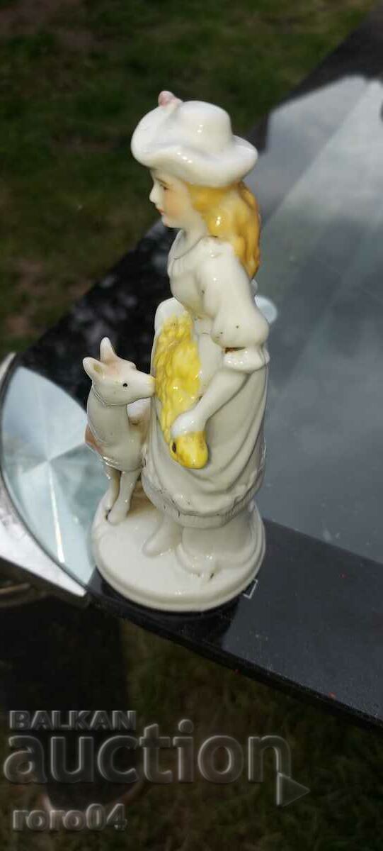 Livrarea STATUETA DE PORCELAN