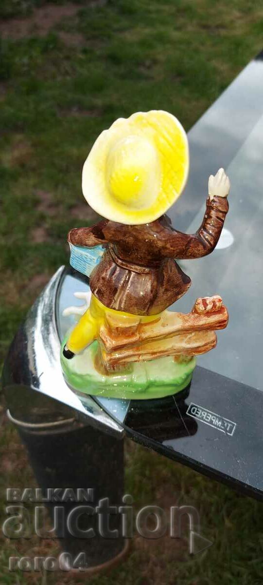 Auction PORCELAIN STATUETTE Auction PORCELAIN STATUETTE