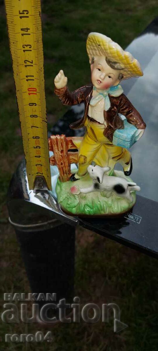 PORCELAIN STATUETTE - 5 PORCELAIN STATUETTE - 5