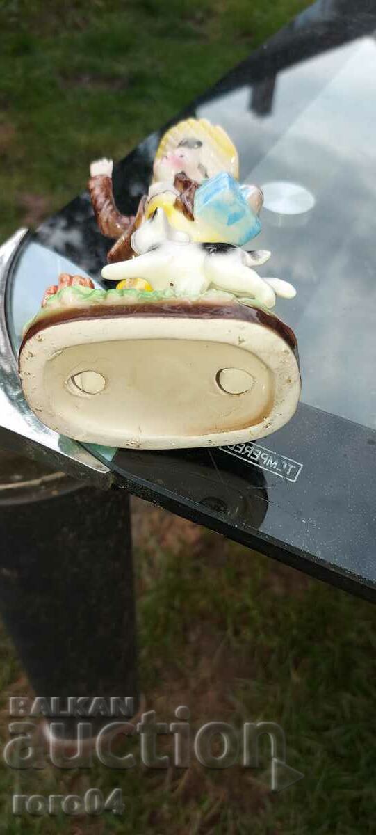 PORCELAIN STATUETTE - 7 PORCELAIN STATUETTE - 7