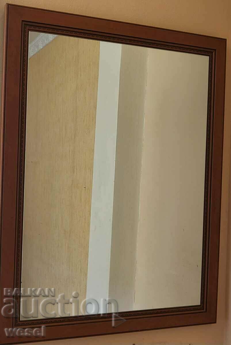 preserved mirror measuring 90 x 70 cm.