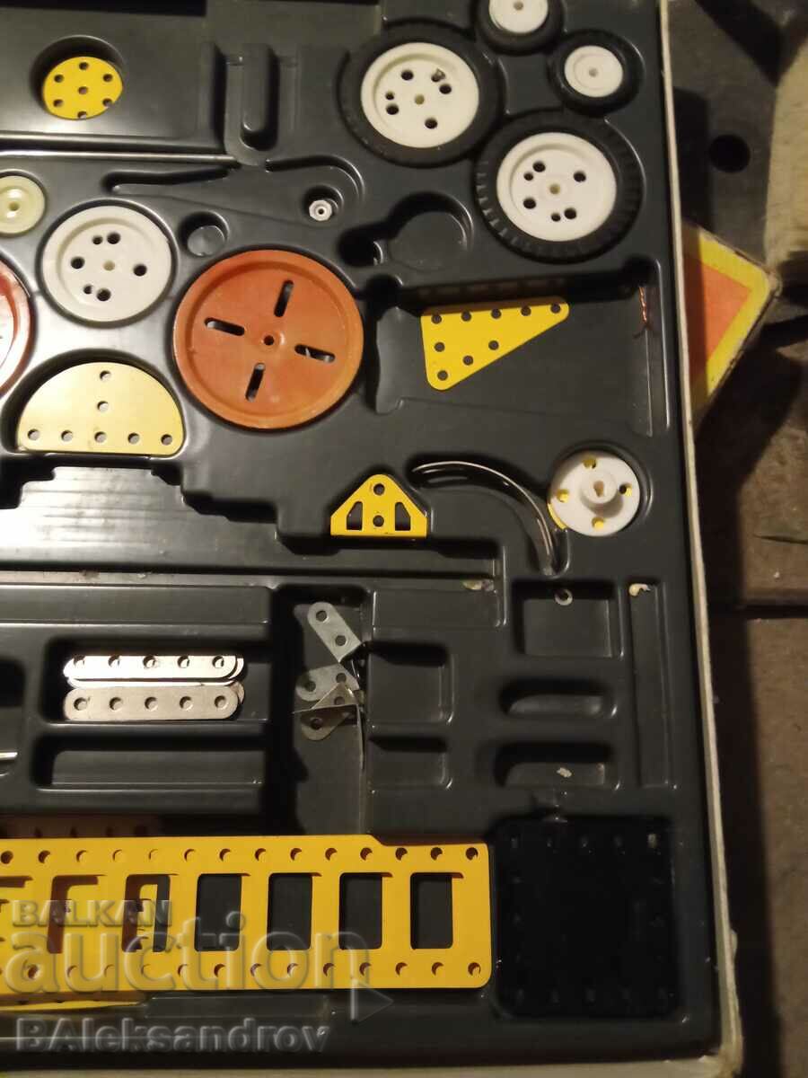 Delivery of Old metal constructor Delivery of Old metal constructor