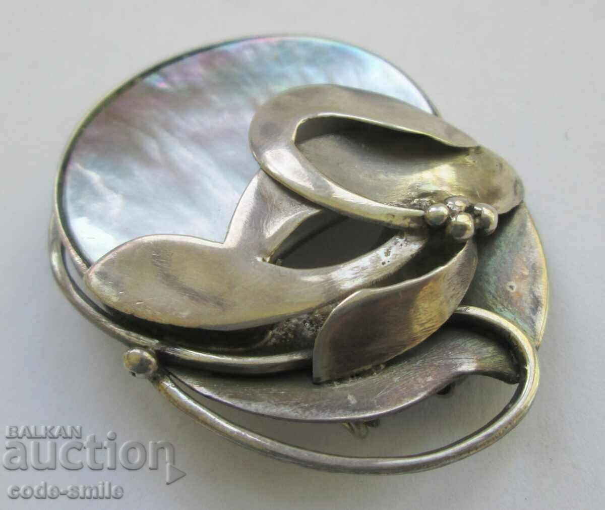 Delivery of Old ladies' silver brooch and locket jewel silver mother-of-pearl Delivery of Old ladies' silver brooch and locket jewel silver mother-of-pearl