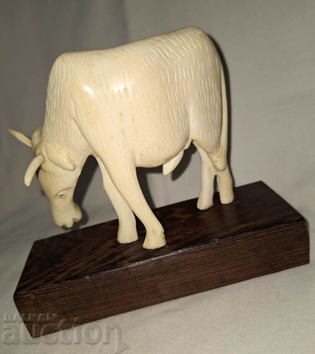 Delivery of Vintage white bone plastic figure Delivery of Vintage white bone plastic figure