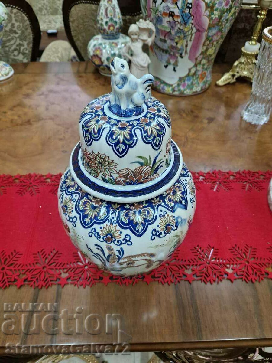 Auction  Beautiful antique Dutch porcelain bowl with lid