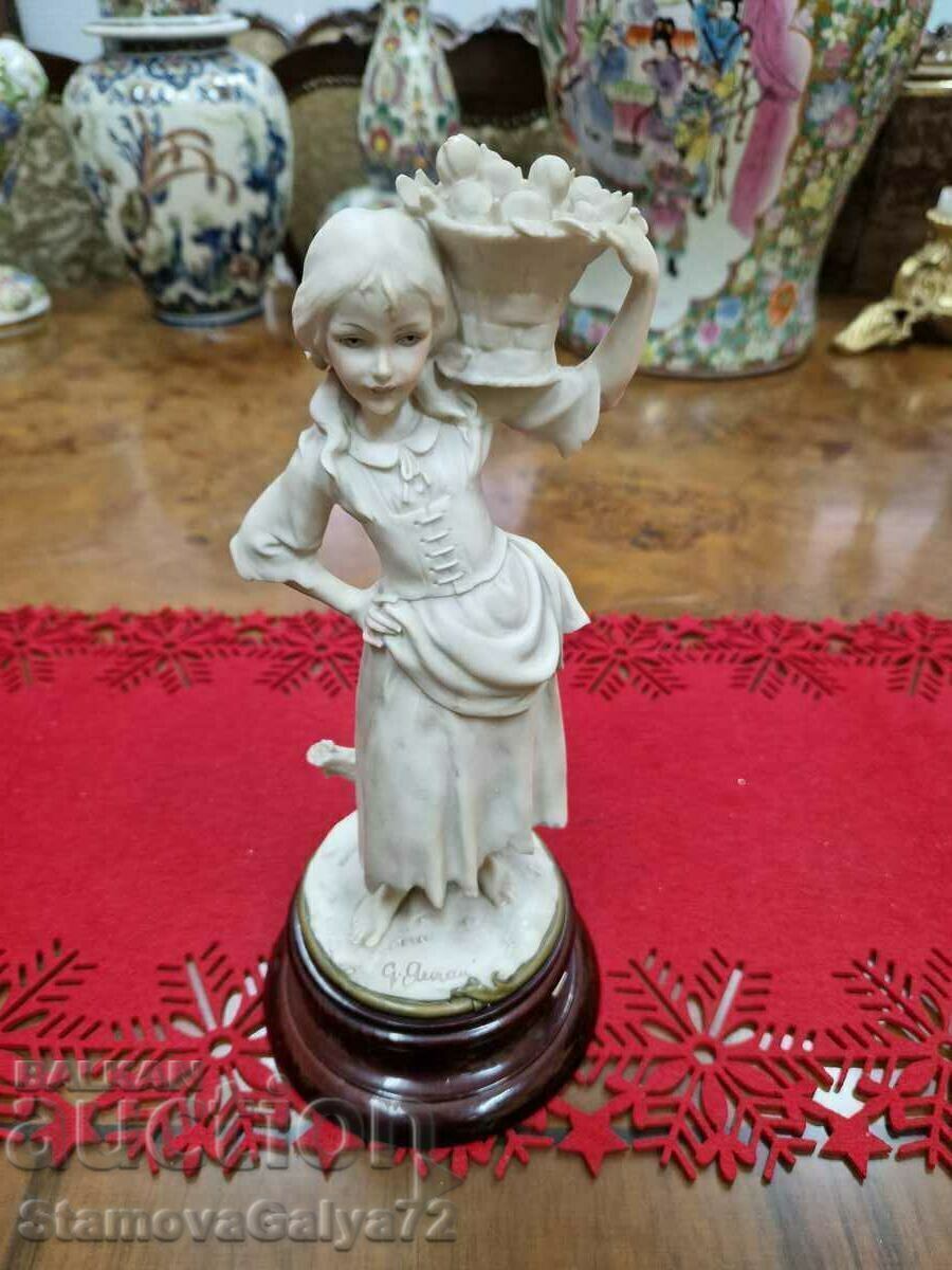 O minunată figură antică italiană Capodimonte cu preț € 50.62 | 99.00 BGN O minunată figură antică italiană Capodimonte cu preț € 50.62 | 99.00 BGN