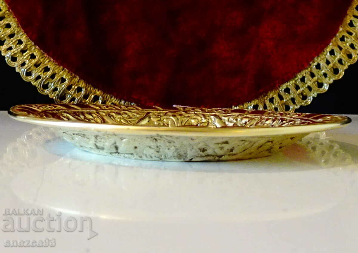 Delivery of Ancient bronze plate, peacocks, baroque. Delivery of Ancient bronze plate, peacocks, baroque.