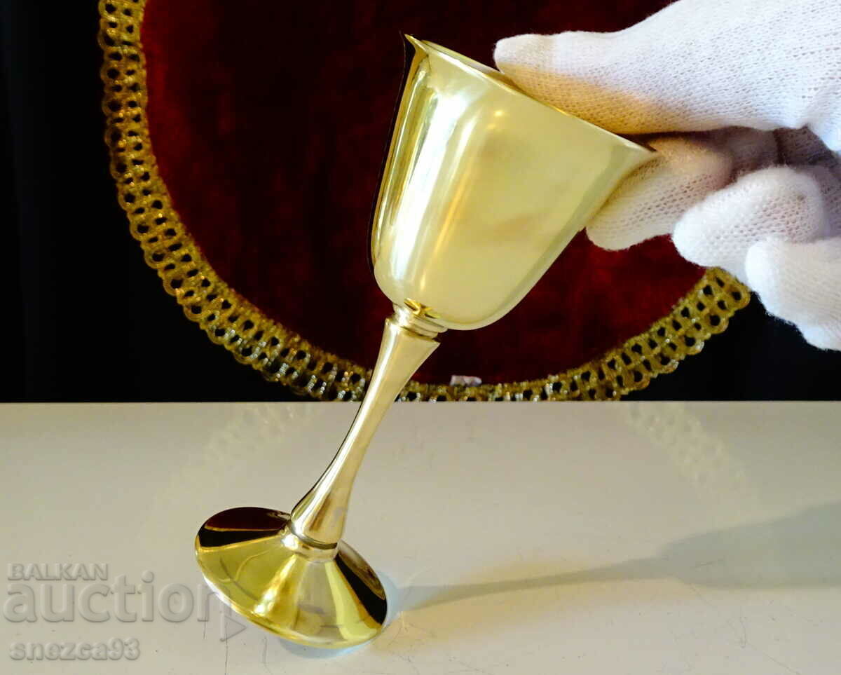 Bronze cup on Arga Lux stool. Bronze cup on Arga Lux stool.