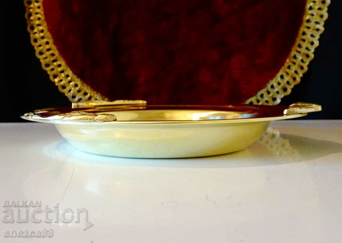 Livrarea Scrumiera din bronz, relief. Livrarea Scrumiera din bronz, relief.