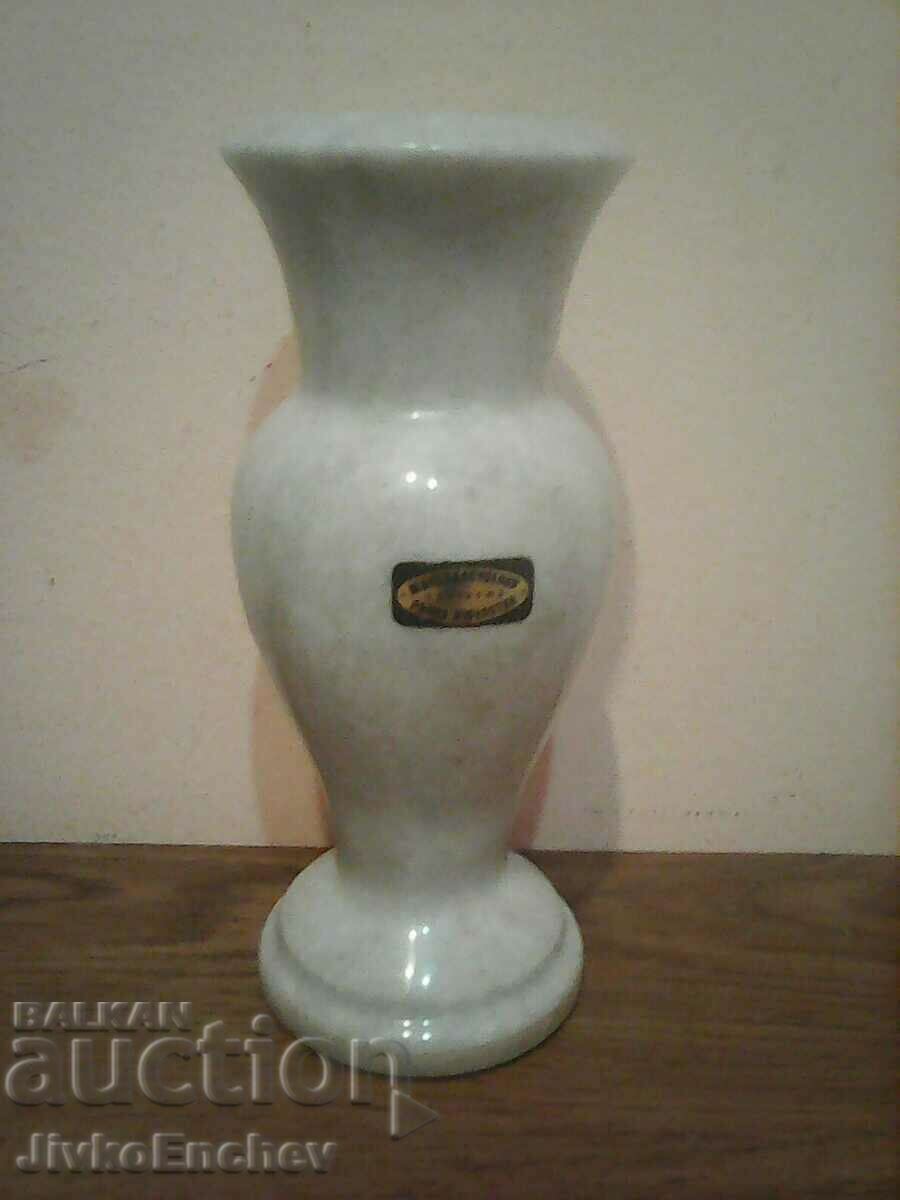 Стара мраморна ваза