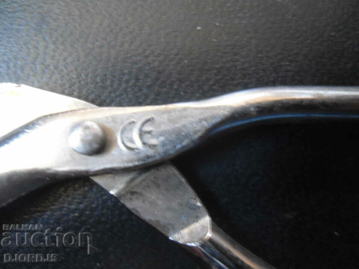 Auction Old specialized scissors Auction Old specialized scissors