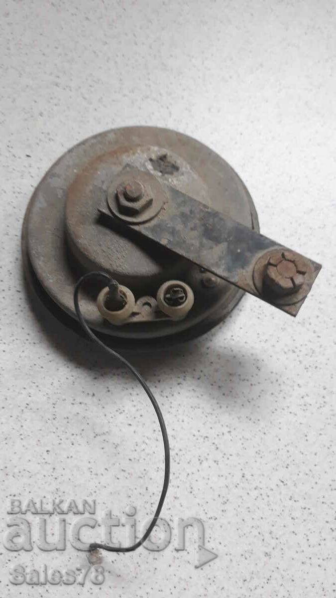 Old car whistle works with price 10.00 BGN | € 5.11 Old car whistle works with price 10.00 BGN | € 5.11