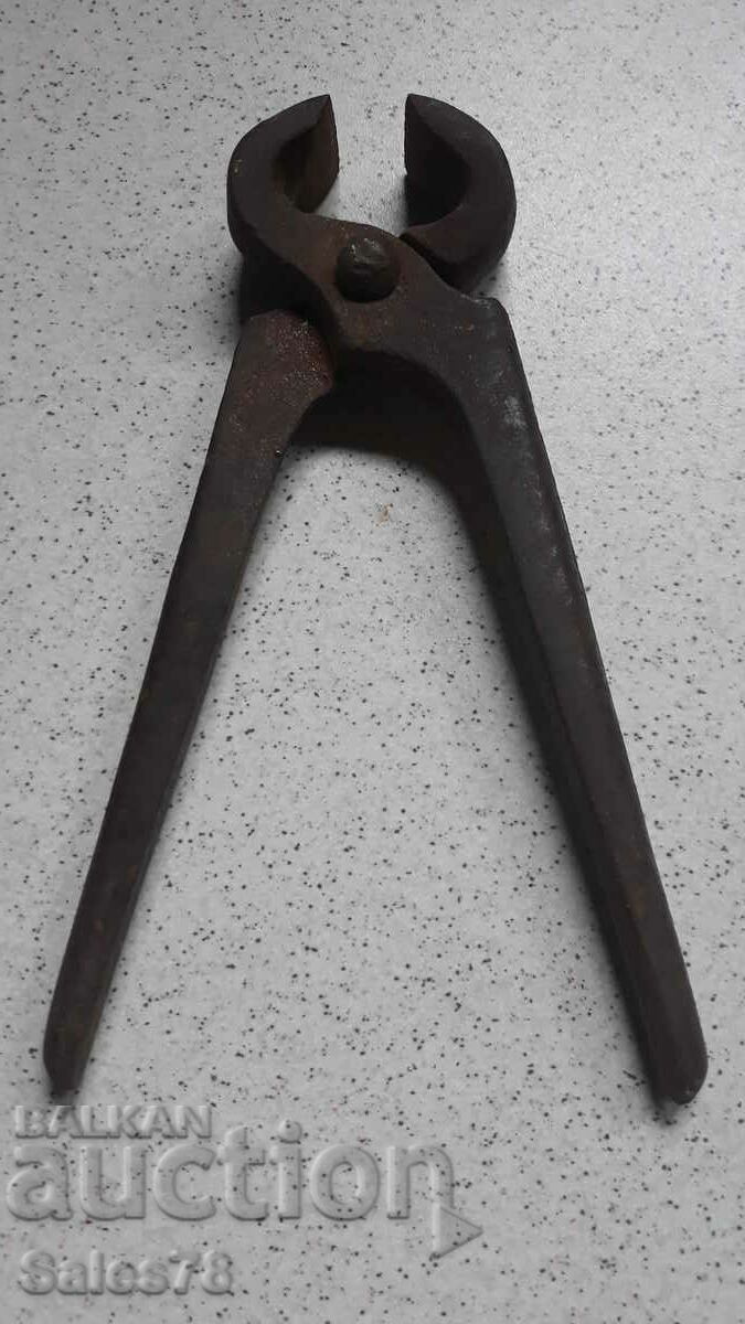 Sturdy old nail pliers with price 15.00 BGN | € 7.67 Sturdy old nail pliers with price 15.00 BGN | € 7.67