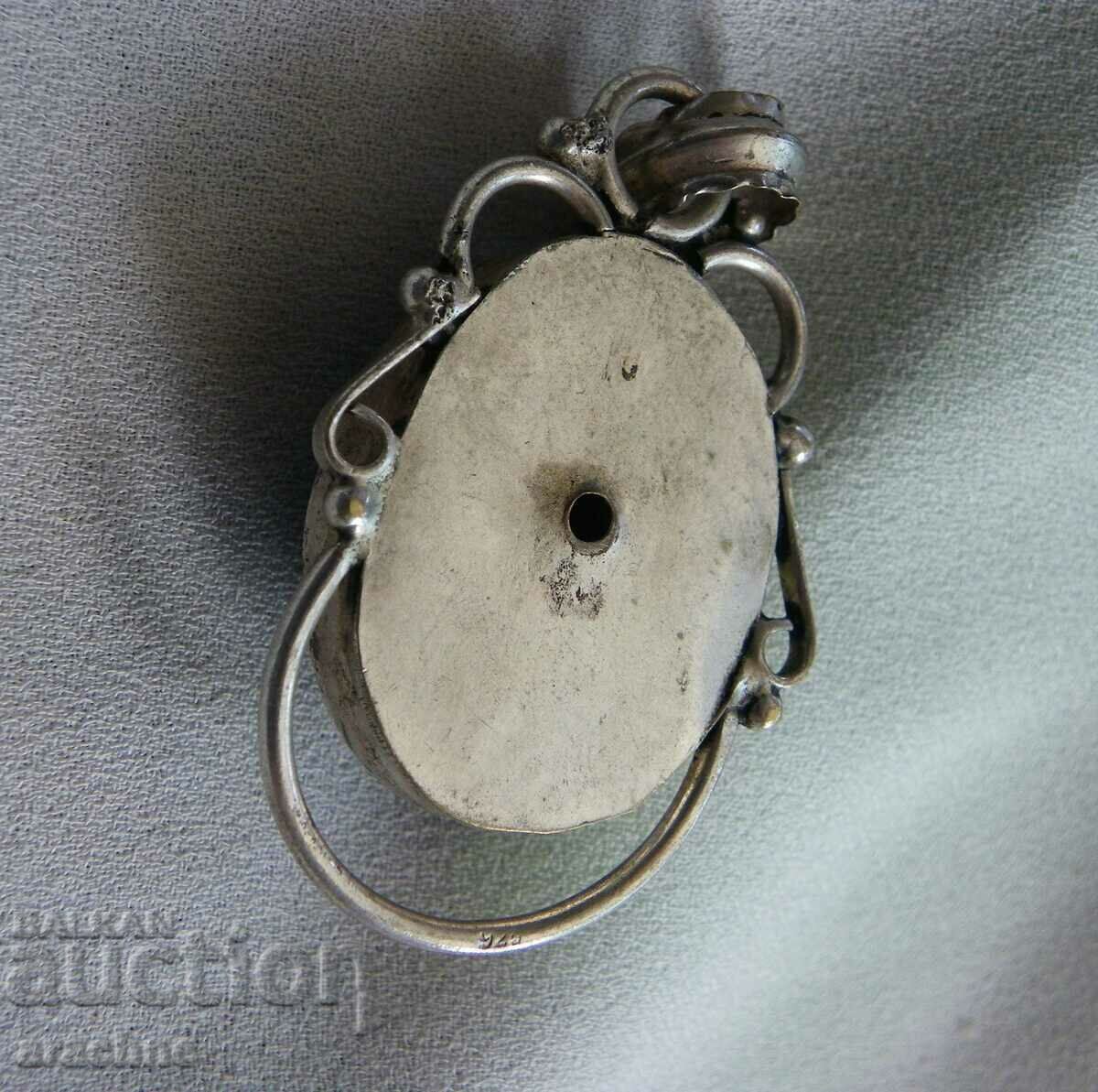 Auction Large silver locket with tanzanite Auction Large silver locket with tanzanite