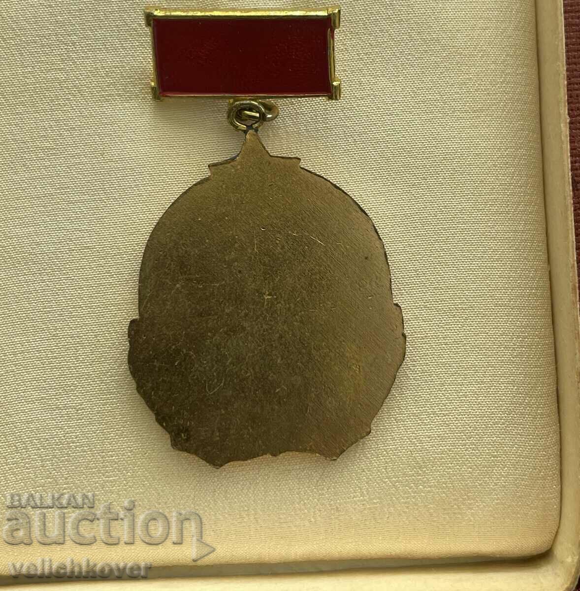 Auction 37229 Bulgaria medal Meritorious Sports Referee BSFS enamel gilt Auction 37229 Bulgaria medal Meritorious Sports Referee BSFS enamel gilt