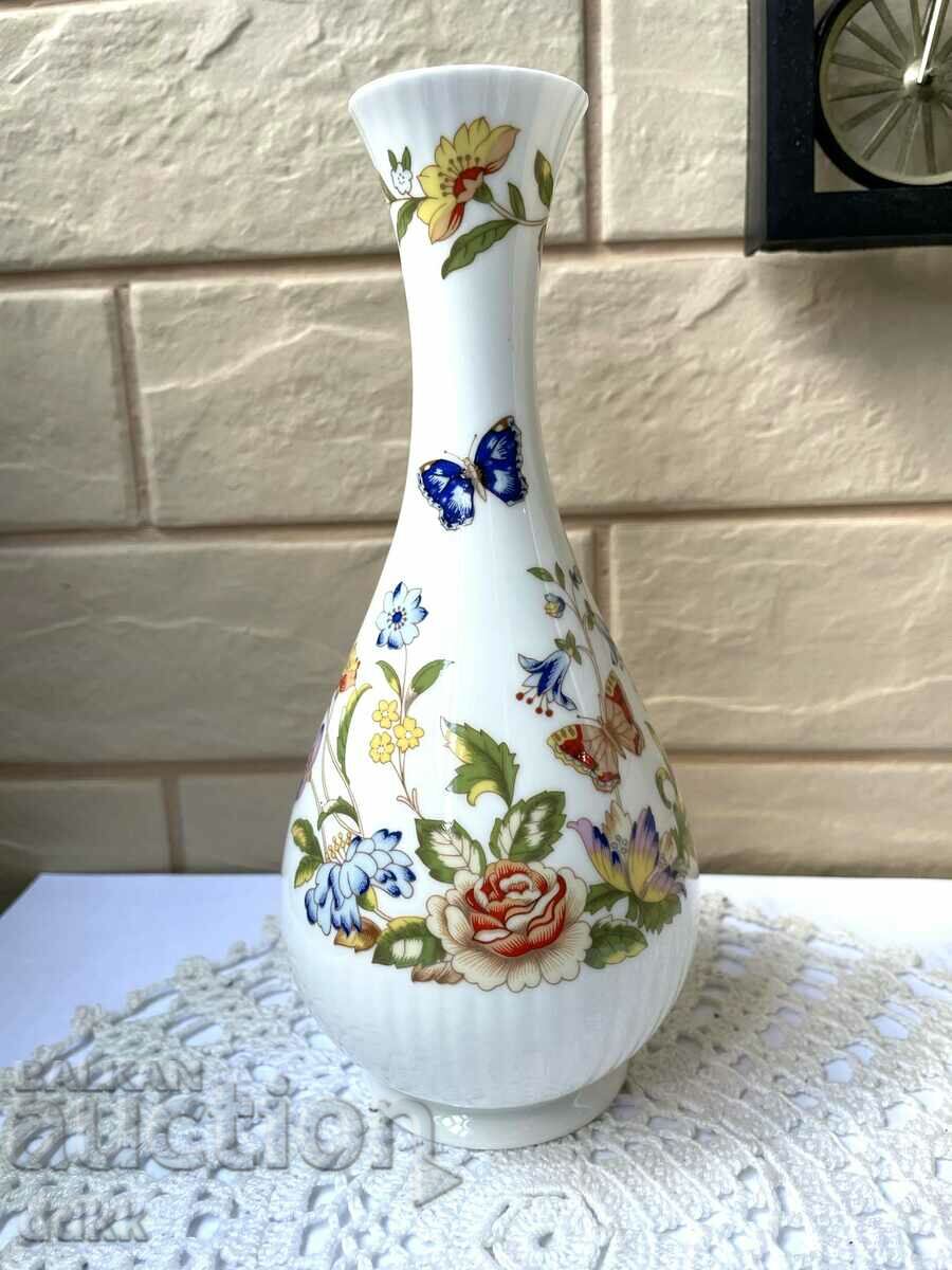 A beautiful vase of fine bone china from England 3
