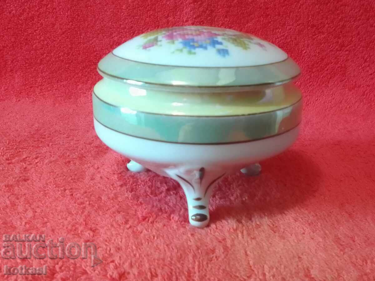 Old porcelain jewelry box with price 35.50 BGN | € 18.15