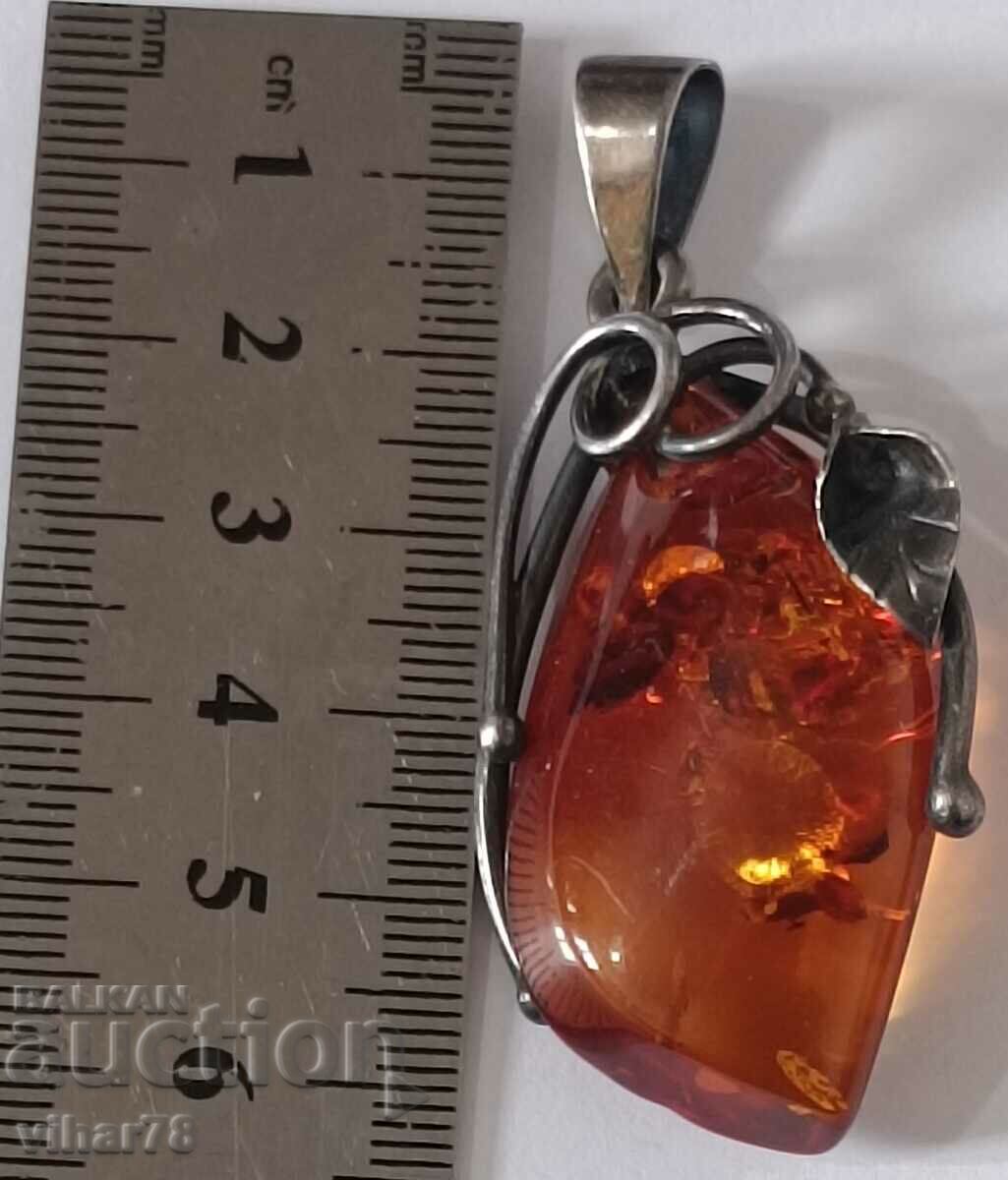 Licitație Pandantiv mare din argint cu chihlimbar