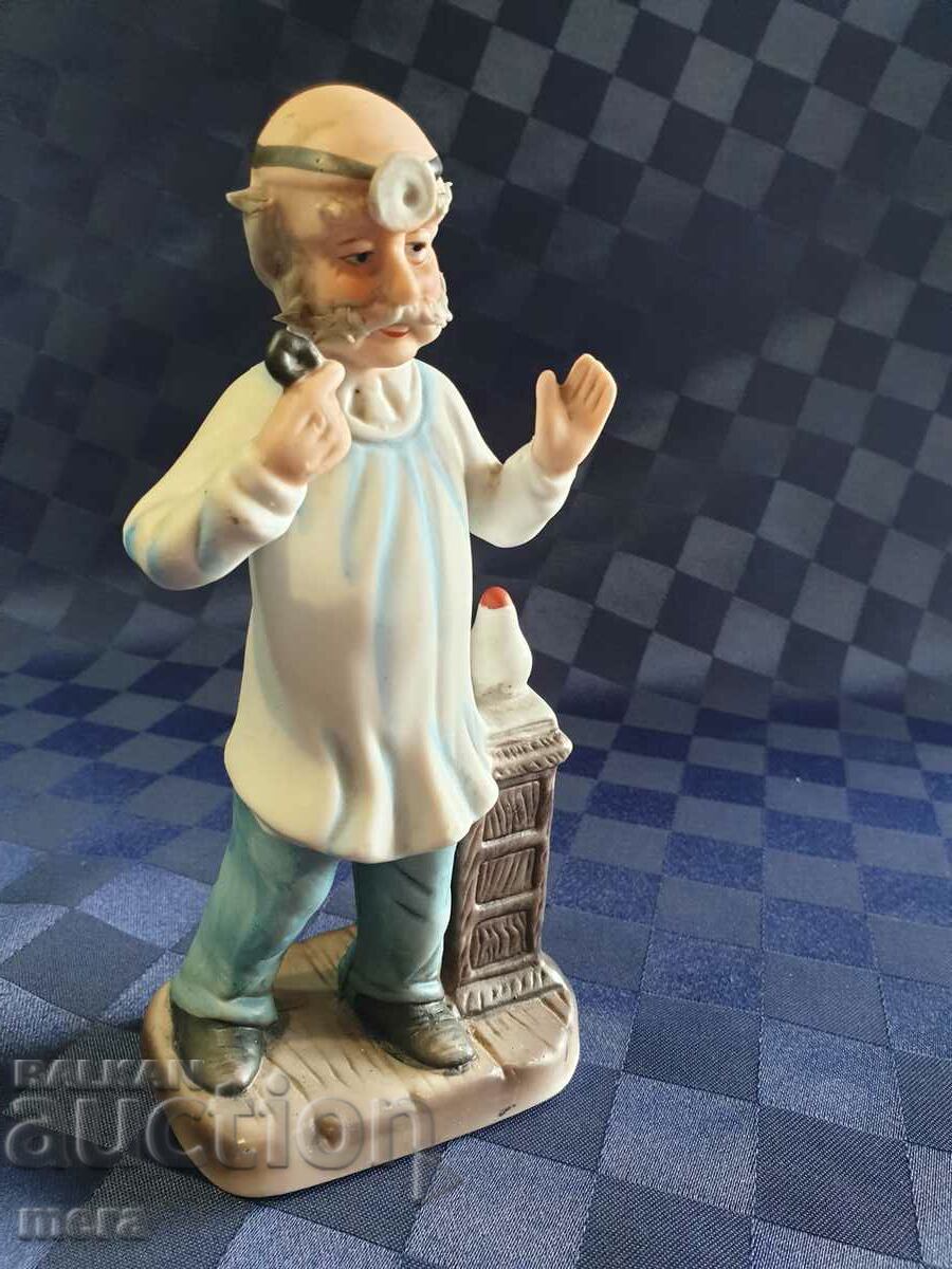 Figurină din porțelan a unui medic ORL