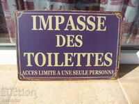 Η μεταλλική πινακίδα Impasse des Toilettes είναι περιορισμένη