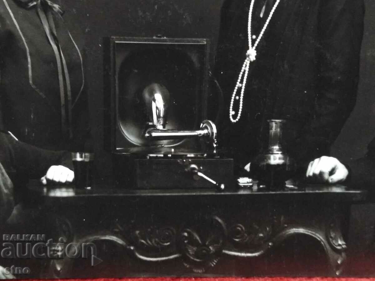 1929. ΒΑΣΙΛΙΚΗ ΦΩΤΟΓΡΑΦΙΑ - Γραμμόφωνο με τιμή 20.00 BGN | € 10.23 1929. ΒΑΣΙΛΙΚΗ ΦΩΤΟΓΡΑΦΙΑ - Γραμμόφωνο με τιμή 20.00 BGN | € 10.23