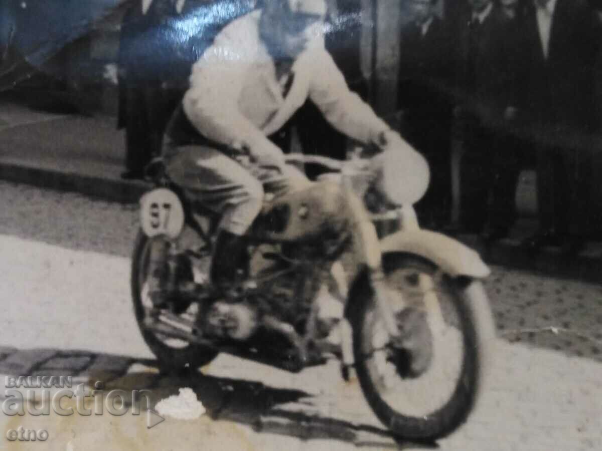 Παλιά ΦΩΤΟ - μοτέρ, διαγωνισμός με τιμή 20.00 BGN | € 10.23 Παλιά ΦΩΤΟ - μοτέρ, διαγωνισμός με τιμή 20.00 BGN | € 10.23