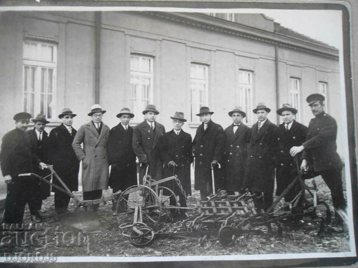 Old photo, cardboard, March 17, 1930. with price 10.00 BGN | € 5.11