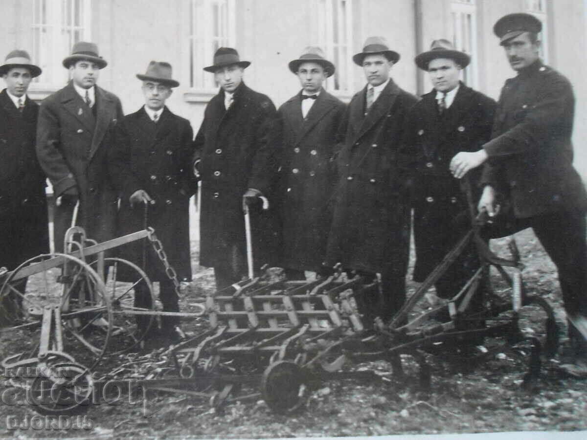 Delivery of Old photo, cardboard, March 17, 1930.