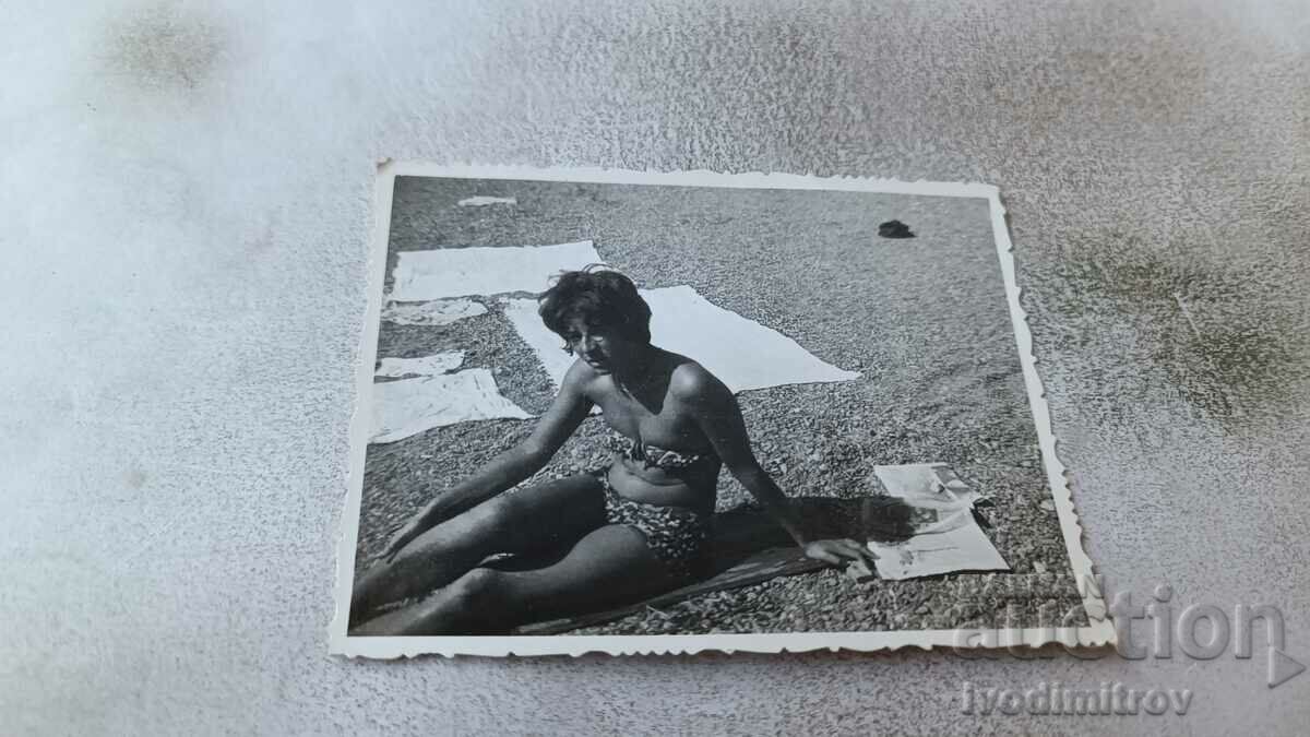 Φωτογραφία Οχρίδα Γυναίκα στην παραλία 1963