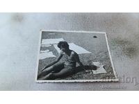 Снимка Охрид Жена на плажа 1963