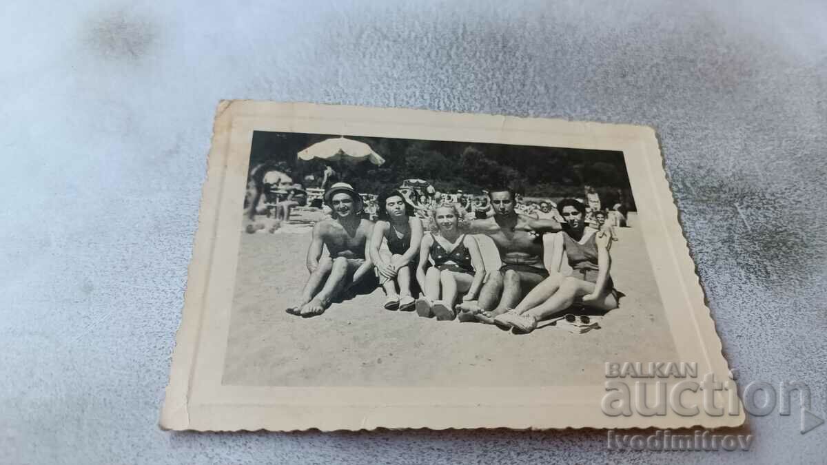 Φωτογραφία Ξαπλωμένοι Νέοι άνδρες και γυναίκες στην παραλία 1946
